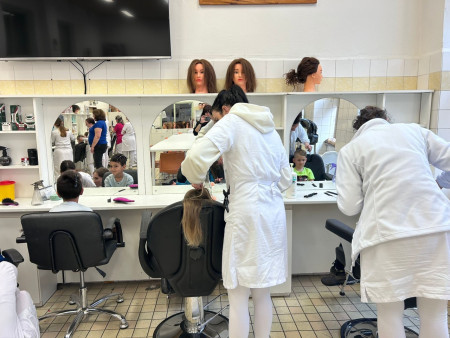 Navštívily jsme kadeřnictví a zahrály si na pekaře